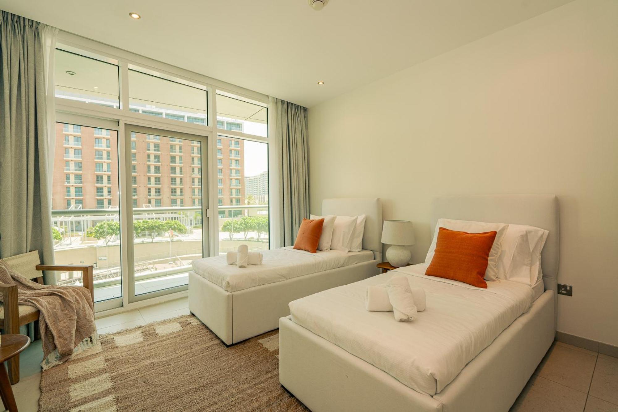 Voyage Two Bedroom Haven In Raha Apartment *