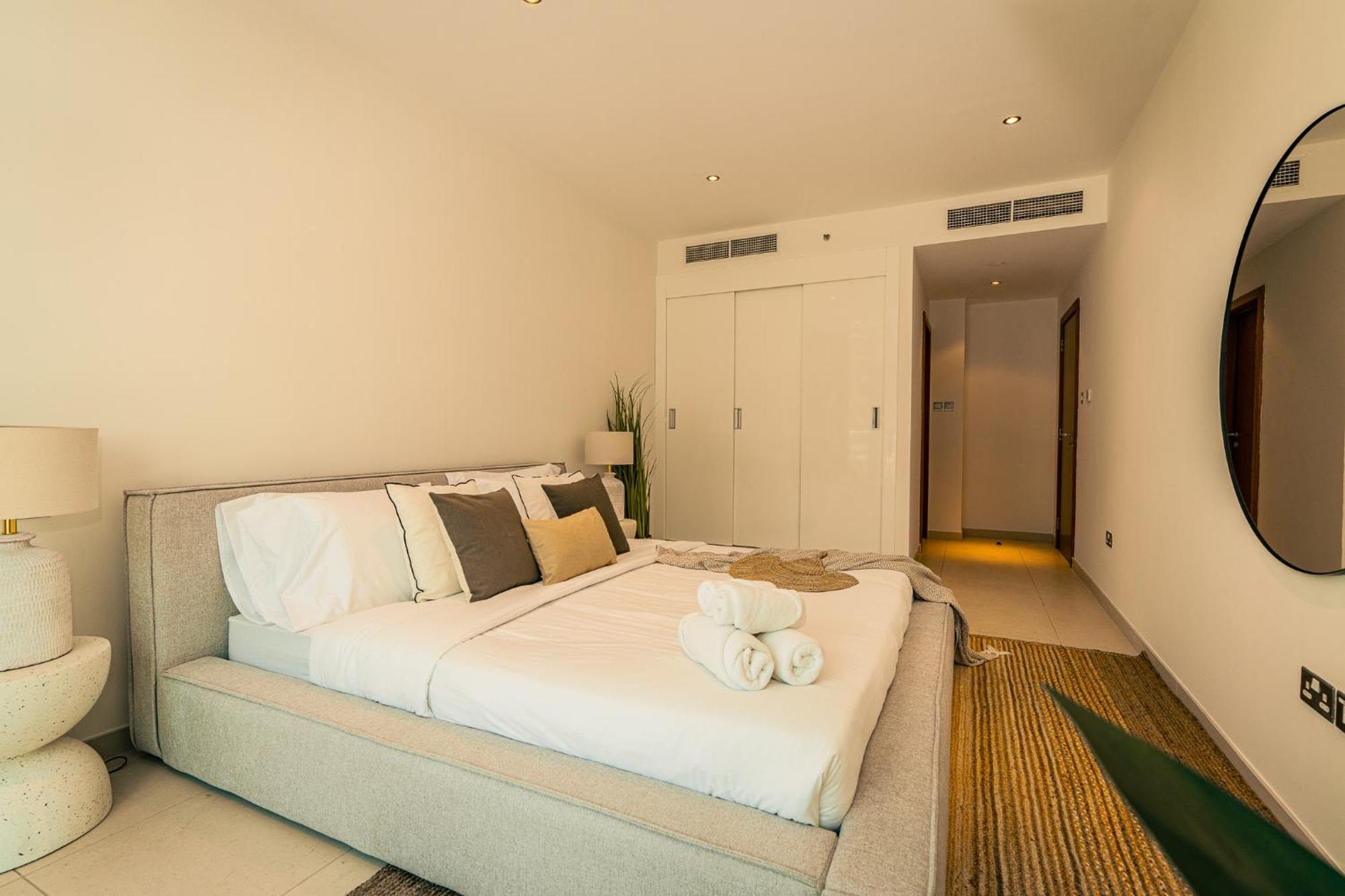 Voyage Two Bedroom Haven In Raha Apartment