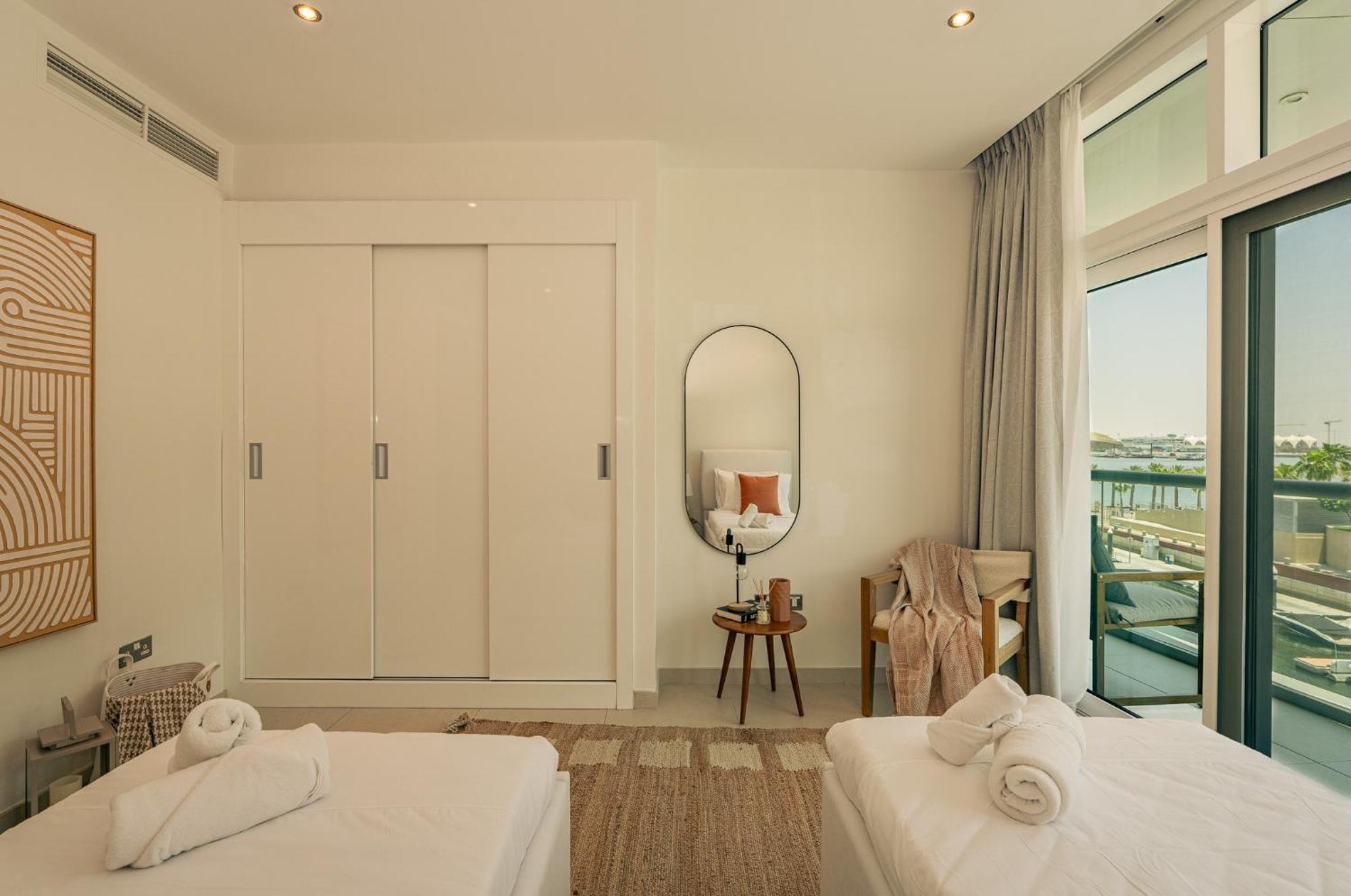 Voyage Two Bedroom Haven In Raha Apartment *