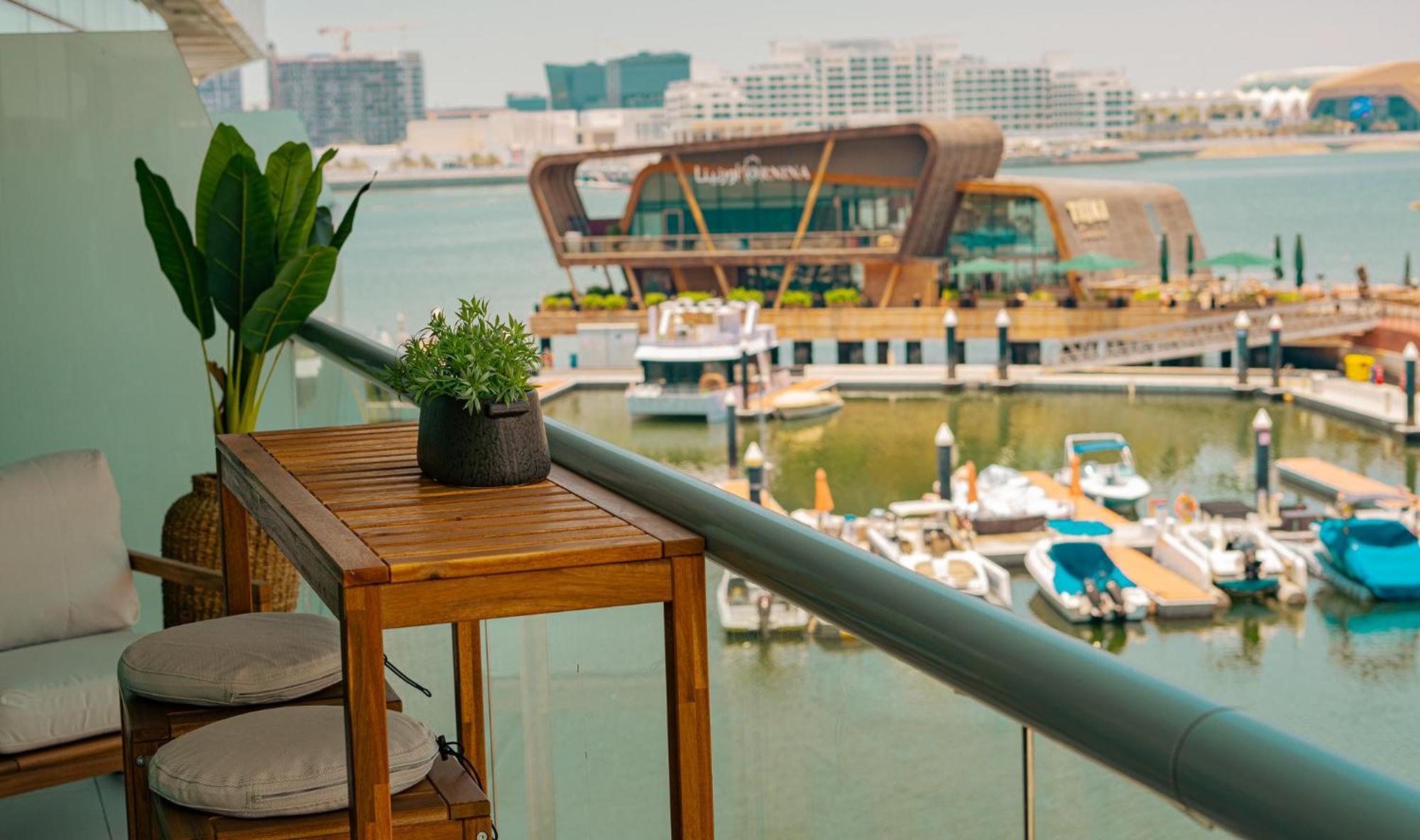 Voyage Two Bedroom Haven In Raha Apartment